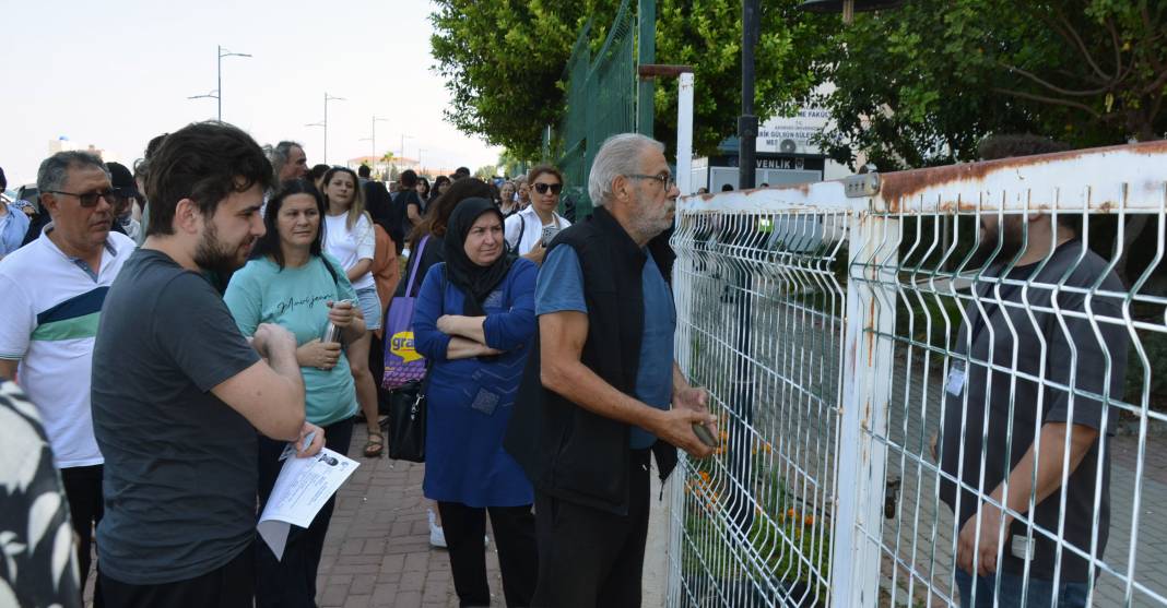 YKS manzaraları: Kapıdan atlayanlar, bayılanlar, yanlış okul önünde bekleyenler... 2